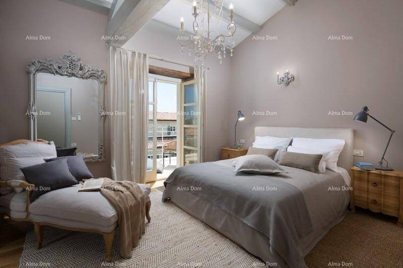 Stilvolles Schlafzimmer mit Holzboden, großem Spiegel und Zugang zu einem Balkon mit schöner Aussicht.