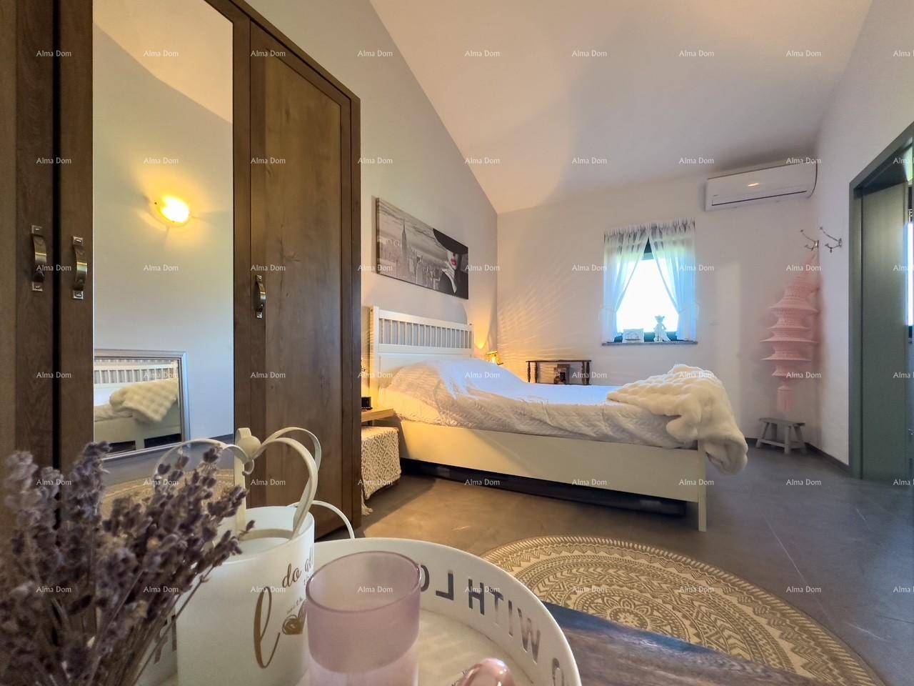 Komfortables Schlafzimmer mit Klimaanlage, Dachschräge und Spiegelschrank.