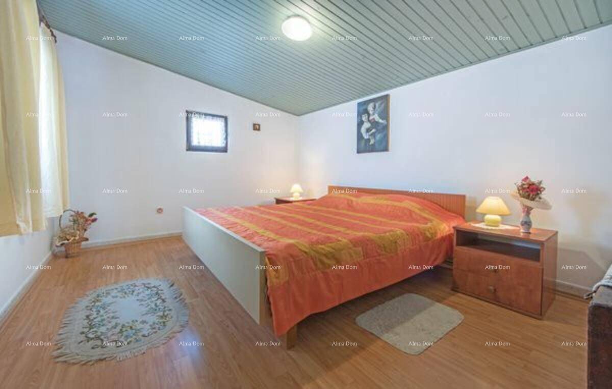 Geräumiges Schlafzimmer mit Holzbett, Nachttischen und Holzboden, mit schräger Decke.