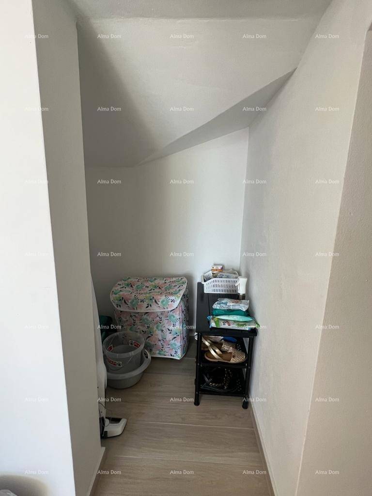 Nische im Dachgeschoss mit Stauraum und schräger Decke.