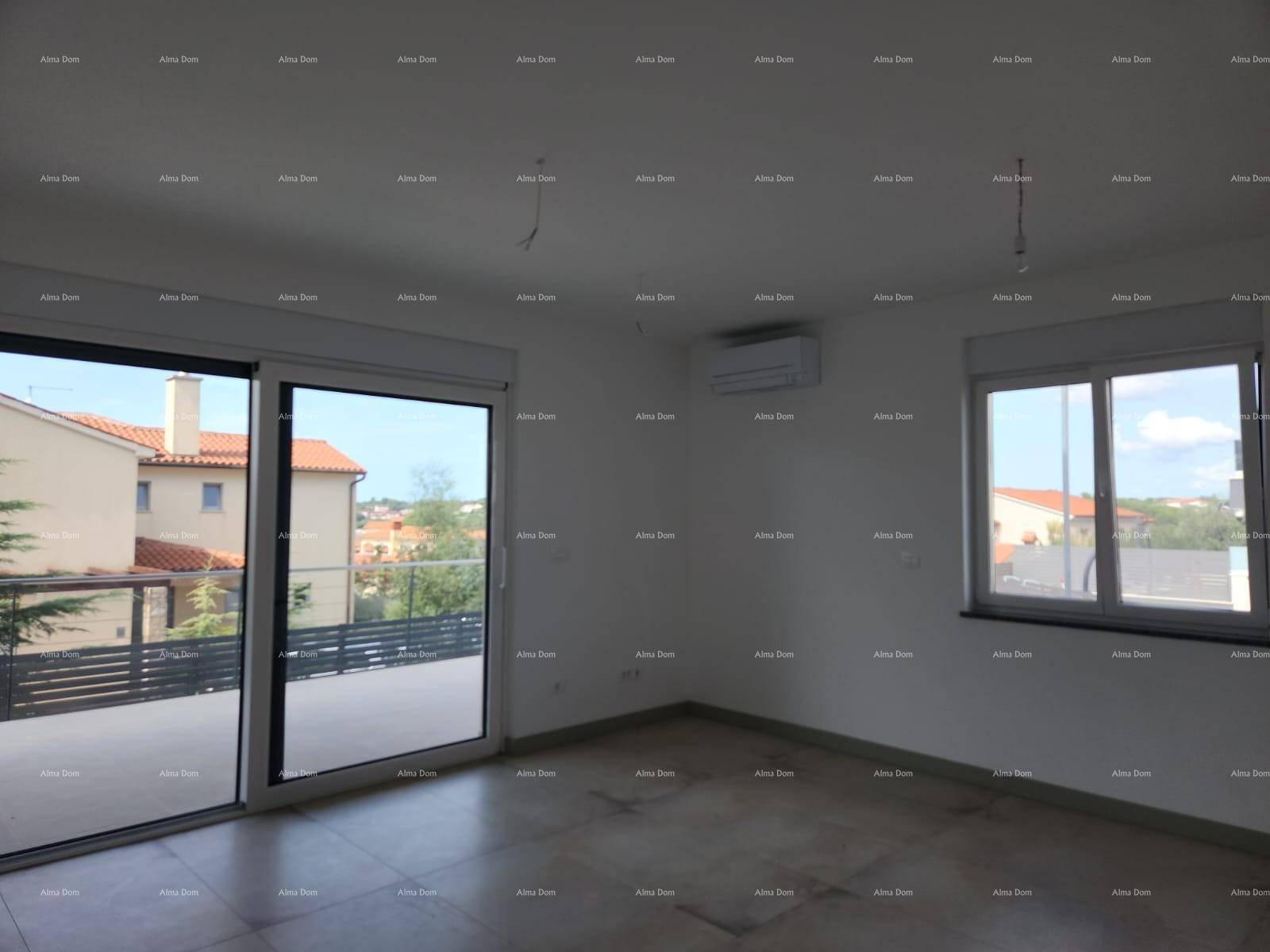 Leerer Raum mit Klimaanlage und einem Fenster, das einen Blick auf die Umgebung bietet.