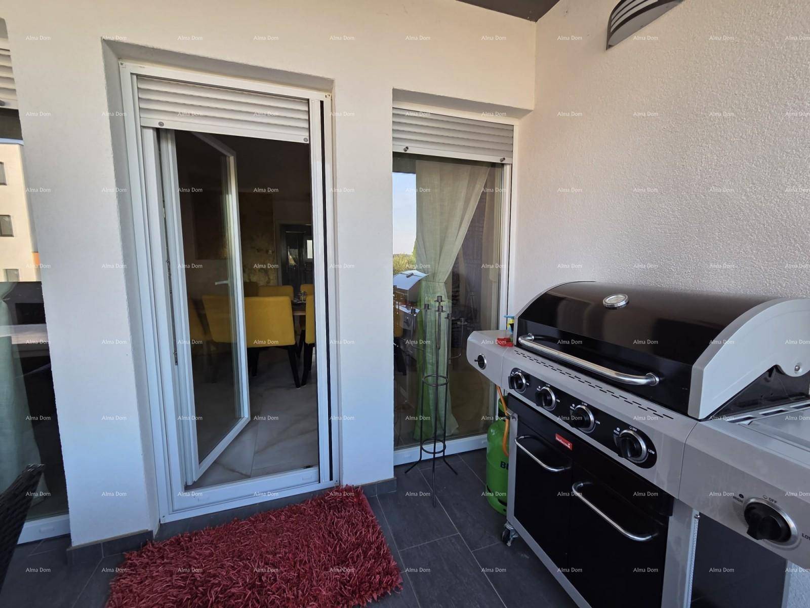 Balkon mit Gasgrill und Zugang zum Innenbereich, ideal für sommerliche Grillabende.