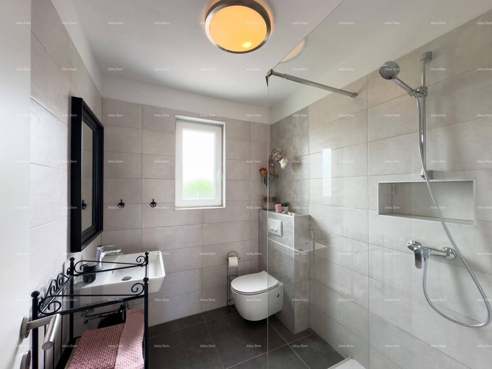 Modernes Badezimmer mit Duschkabine, wandhängendem WC und Fenster für natürliches Licht.