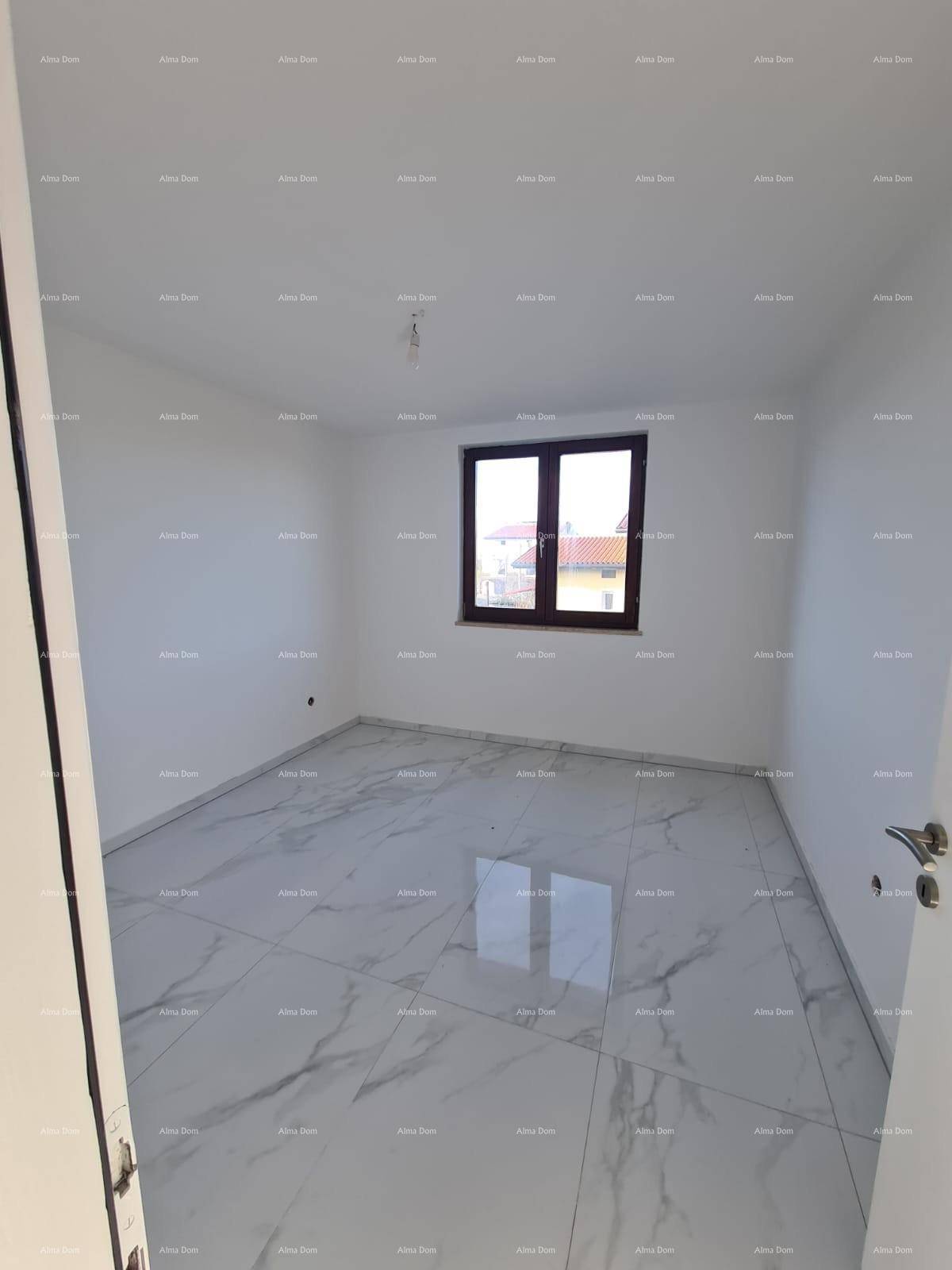 Leeres Schlafzimmer mit glänzenden Fliesen und einem Fenster, das Tageslicht hereinlässt.