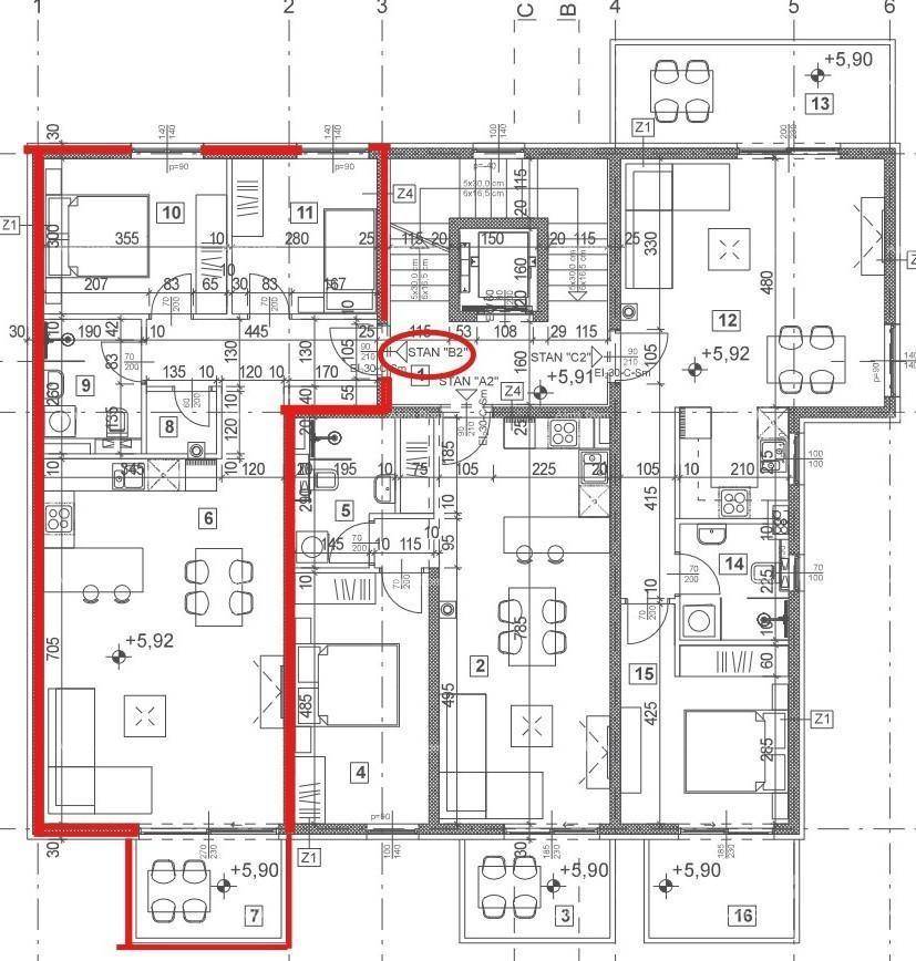 Grundrissplan einer Wohnung mit markierten Bereichen, der die Raumaufteilung und Balkone zeigt.