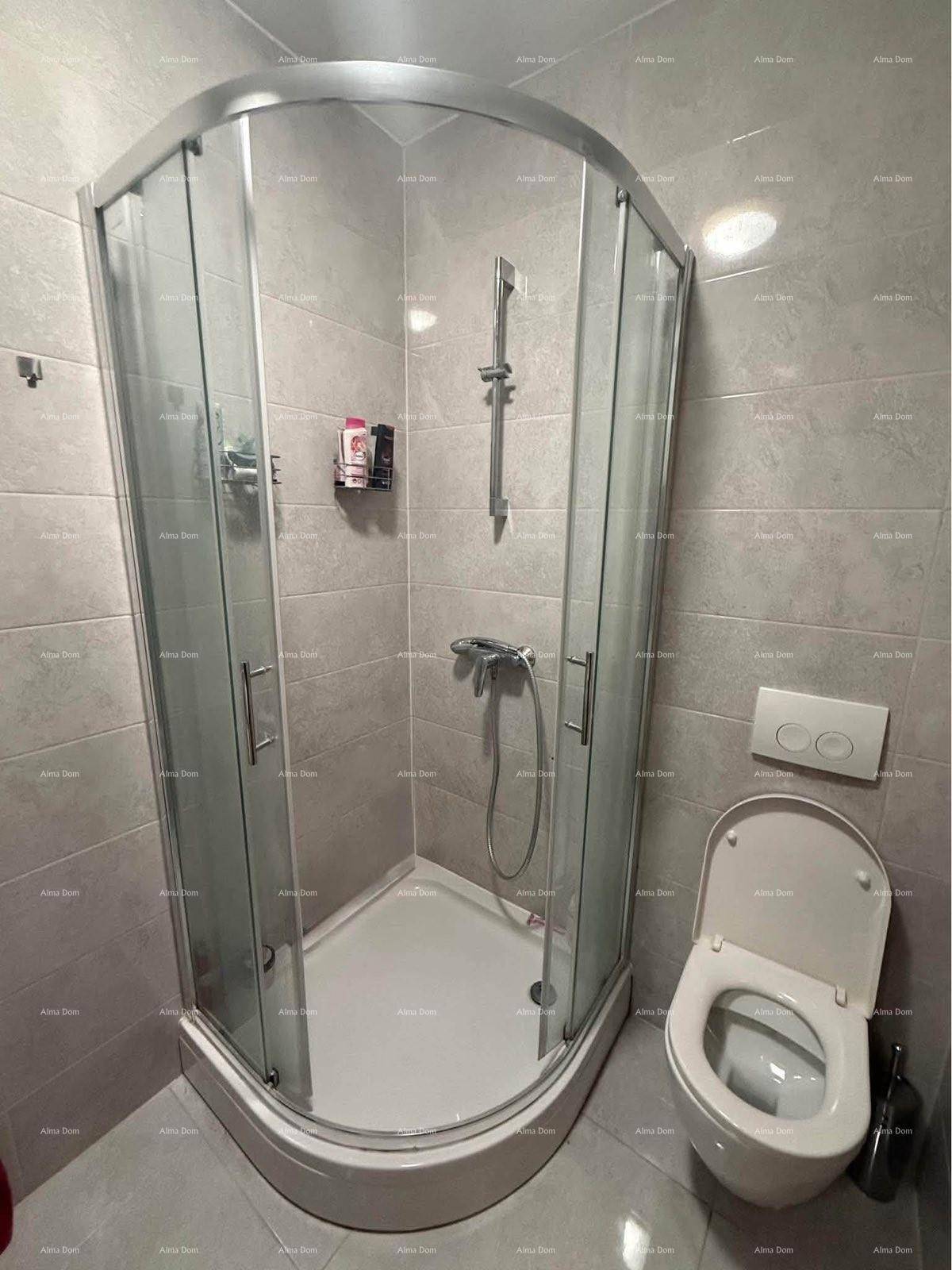 Badezimmer mit moderner Eckduschkabine und wandhängendem WC.