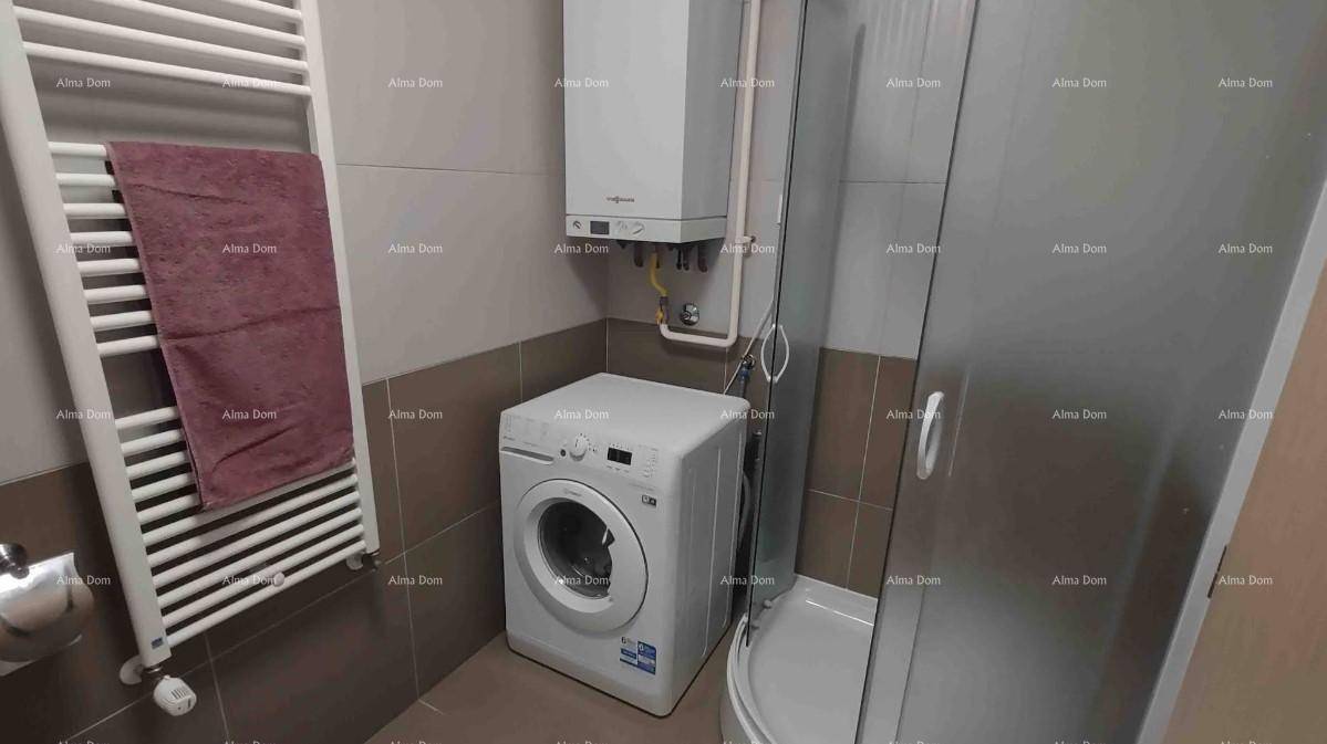 Funktionales Badezimmer mit Duschkabine, Waschmaschine und Warmwasserbereiter.