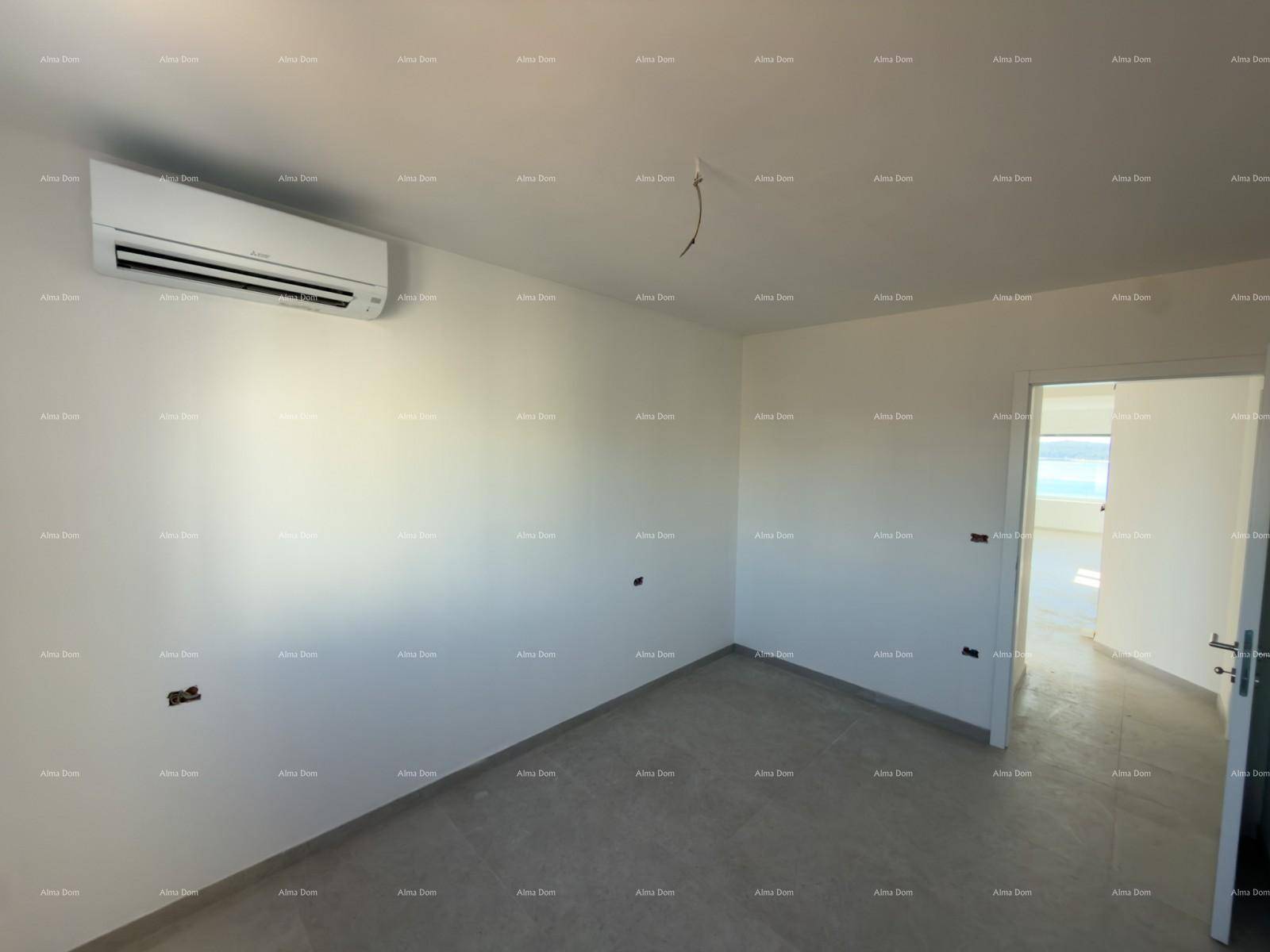 Unmöbliertes Schlafzimmer im Rohbau mit Klimaanlage und viel Tageslicht.