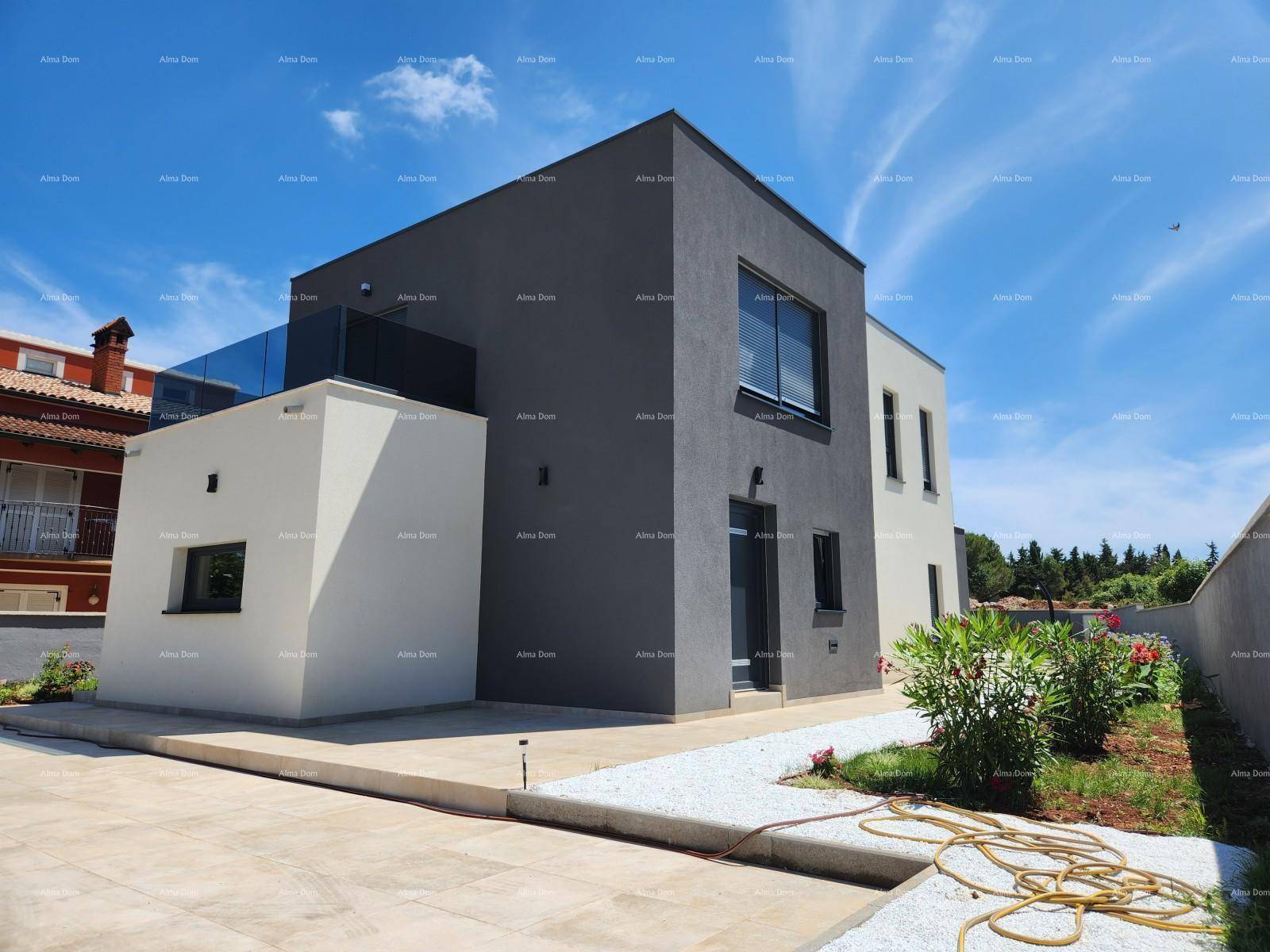 Moderne Villa mit zweifarbiger Fassade, klaren Linien und gepflegtem Vorgarten unter blauem Himmel.