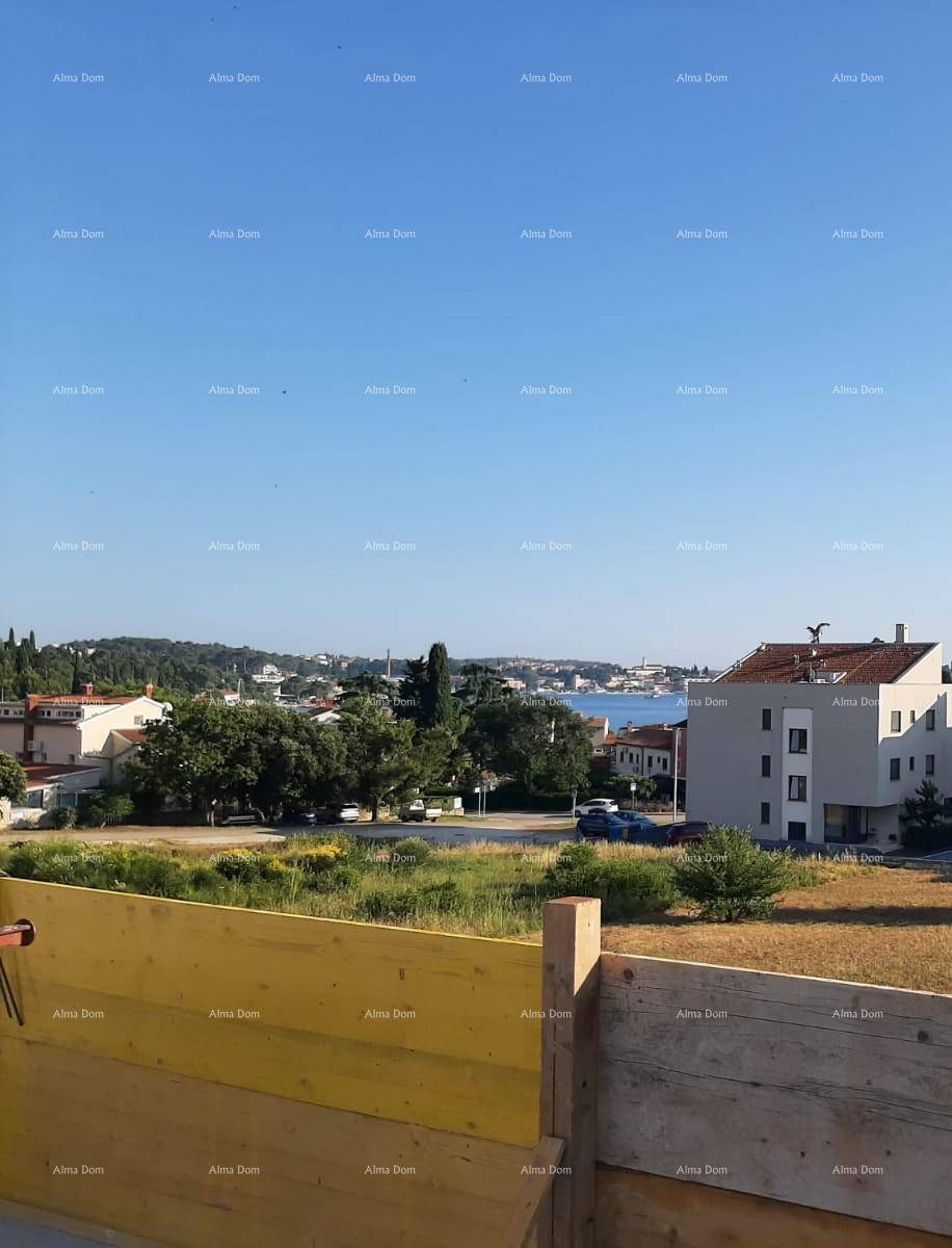 Weitblick von der Baustelle auf das glitzernde Meer und die umliegende Wohnbebauung.