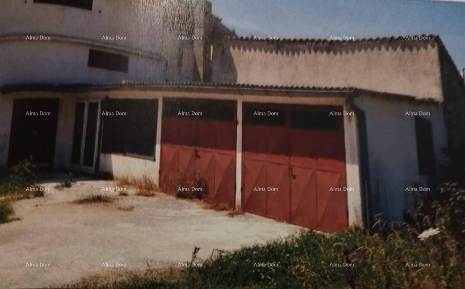 Äußeres eines Gebäudes mit zwei roten Garagentoren und einer einfachen Fassade.