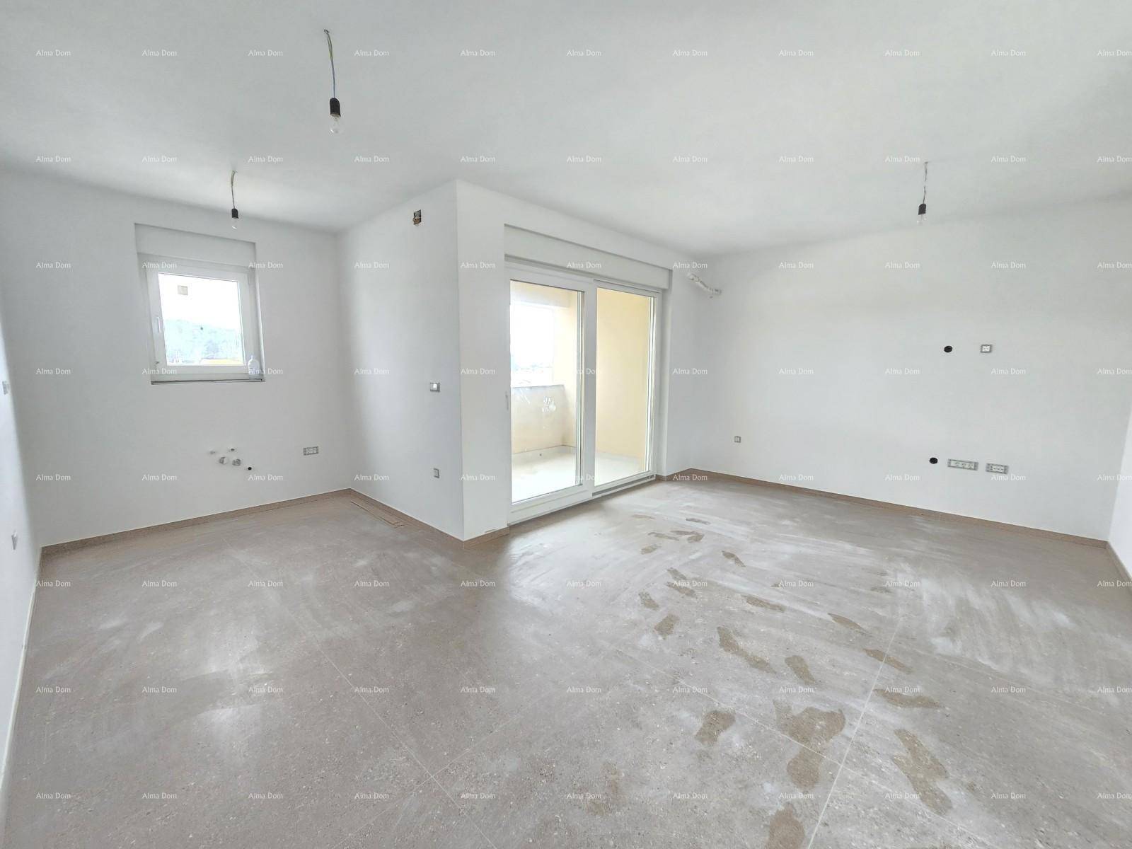 Heller, unmöblierter Wohnraum im Neubau mit großen Fenstern und Zugang zum Balkon.