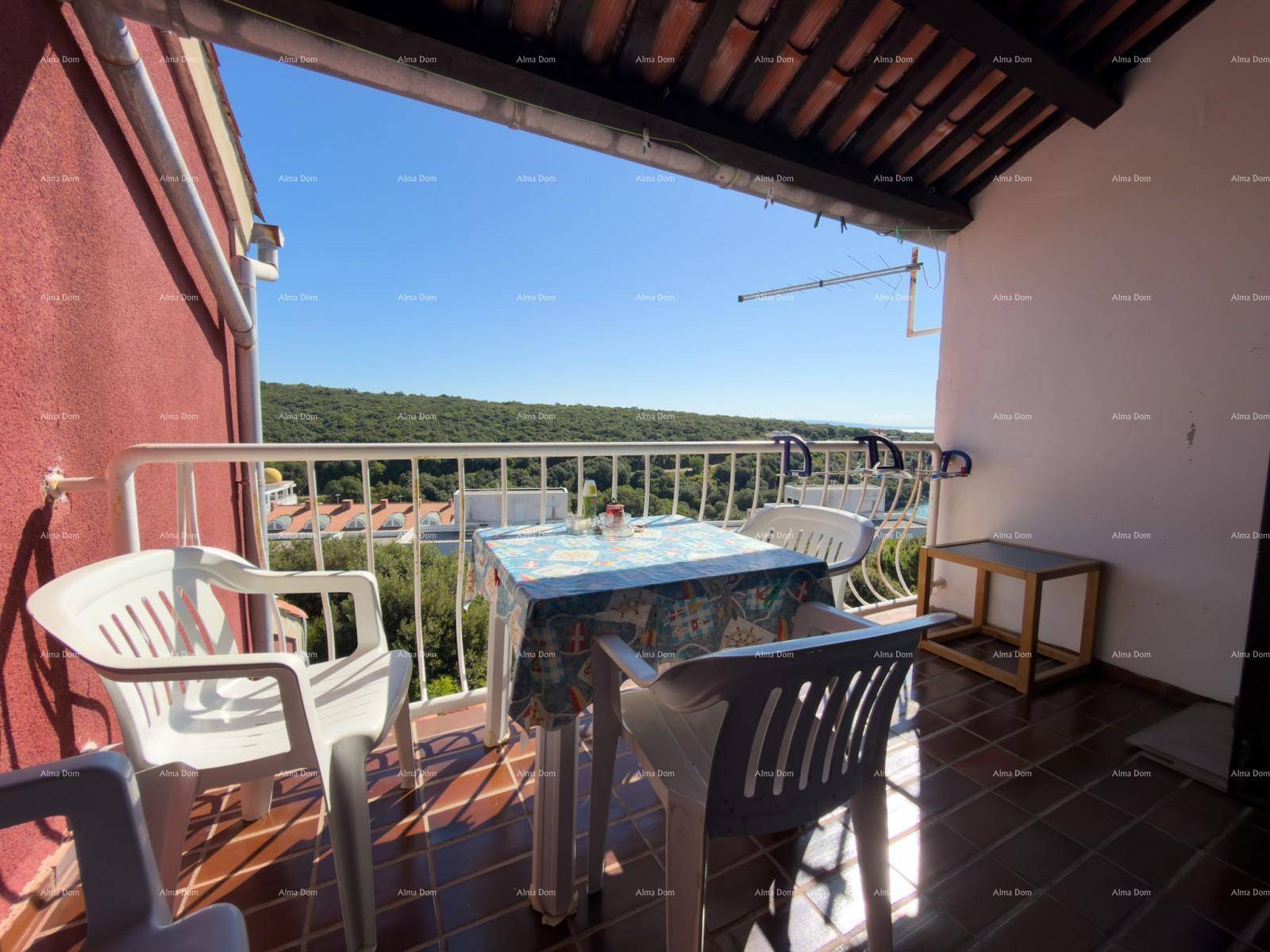Sonniger Balkon mit Terracotta-Boden und Gartenmöbeln, ideal zum Entspannen im Freien.