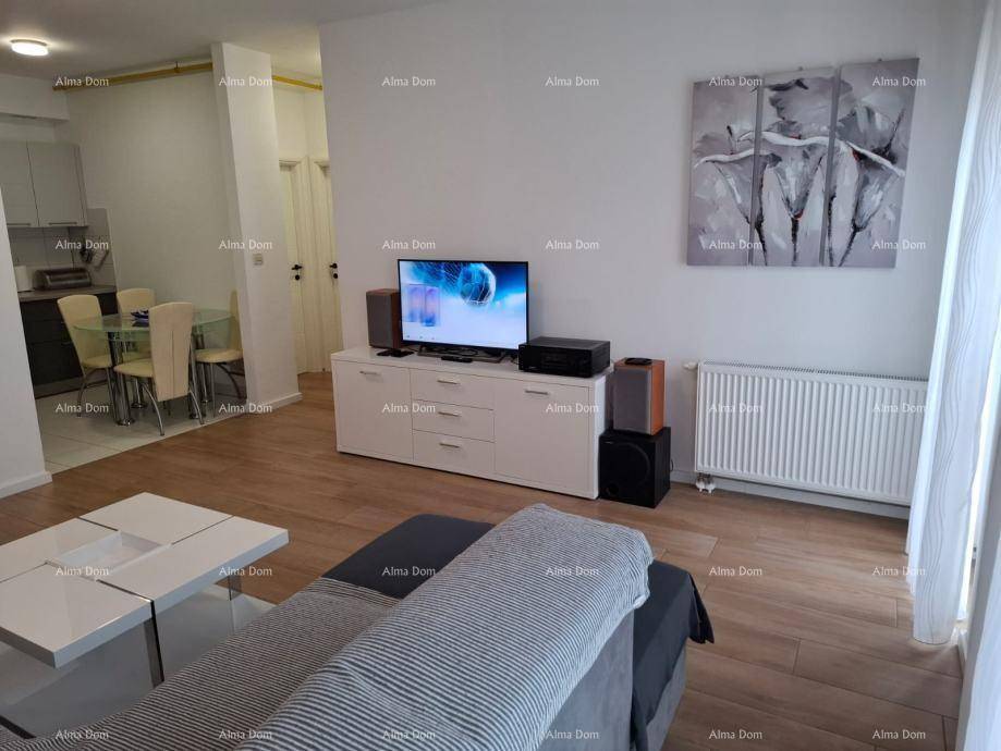 Wohnbereich mit TV-Möbeln und Sofa, im Hintergrund ist der Ess- und Küchenbereich sichtbar.