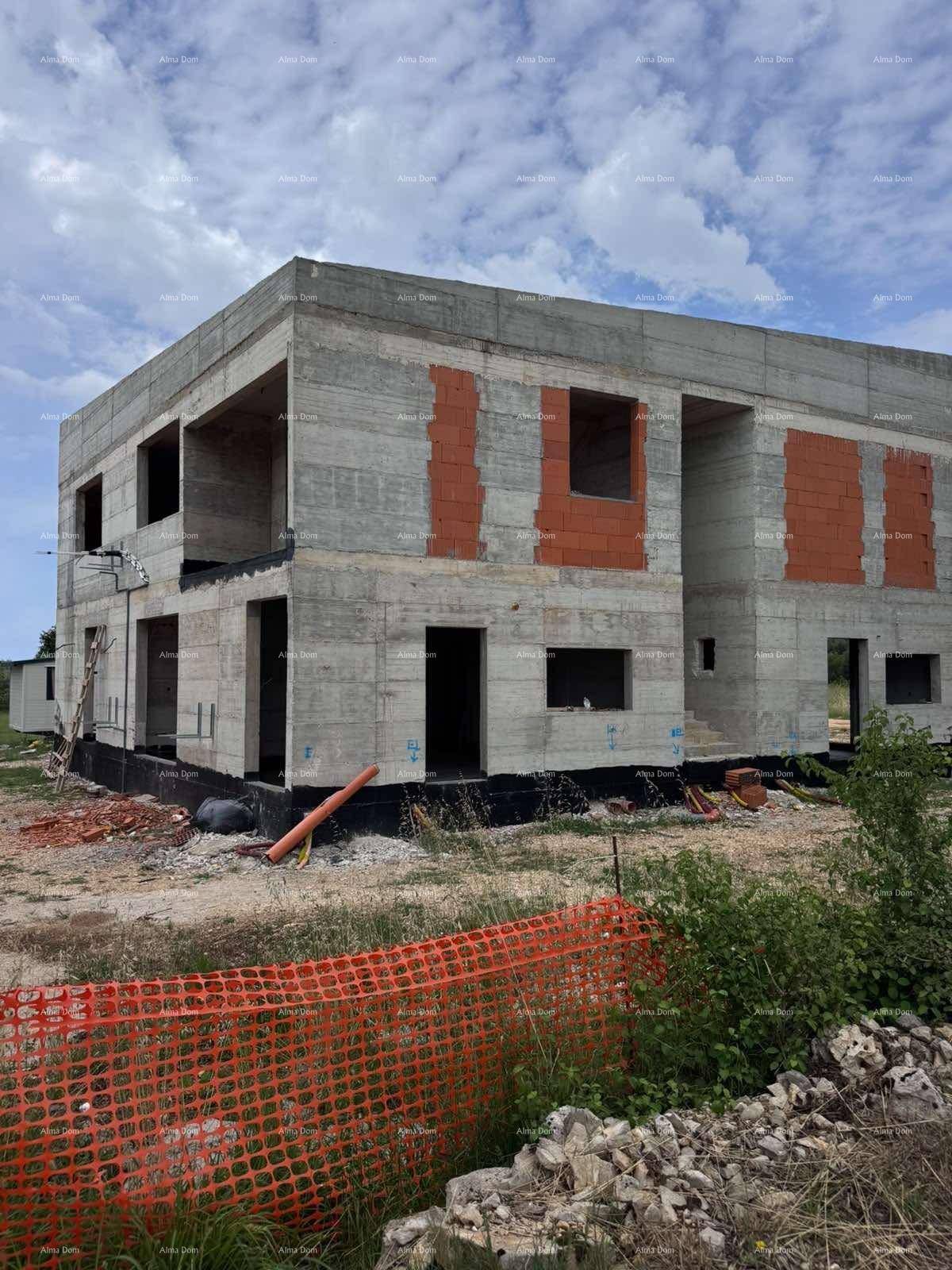 Seitenansicht des Rohbaus mit Betonwänden und vorbereiteten Fensteröffnungen.