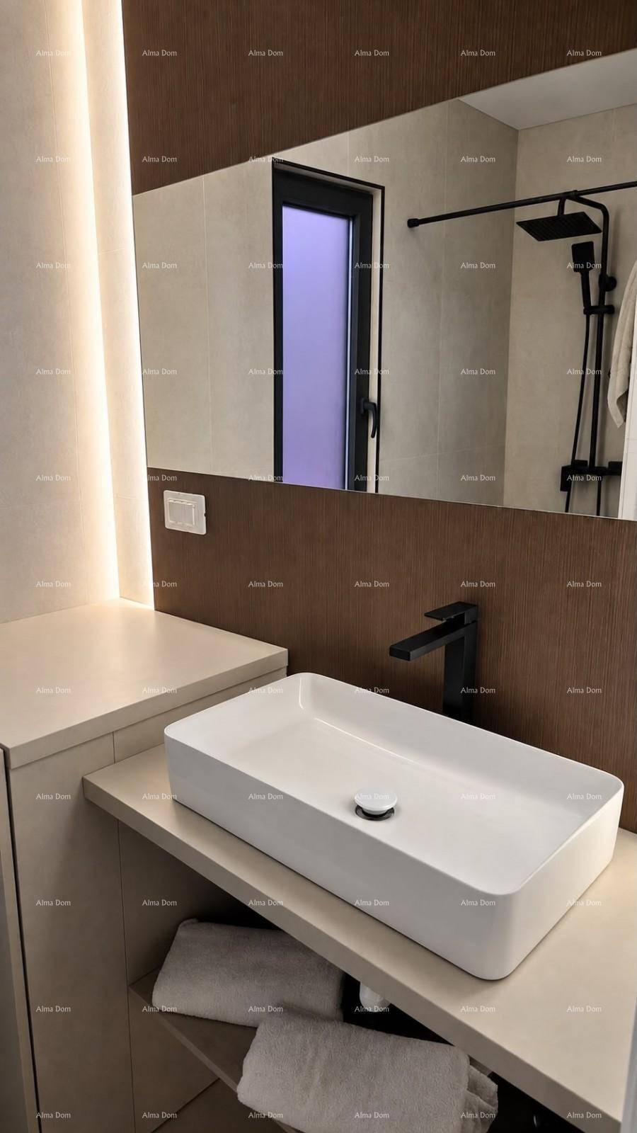 Modernes Badezimmer mit Aufsatzwaschbecken, schwarzem Wasserhahn und großem Spiegel.
