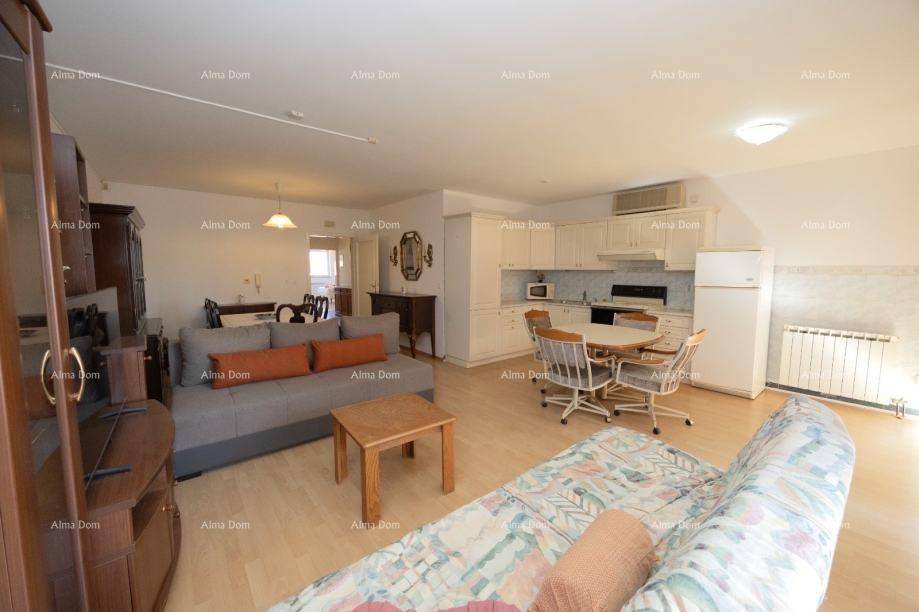 Geräumiger Wohn-Essbereich mit Sofa, Esstisch und funktionaler Küchenzeile.