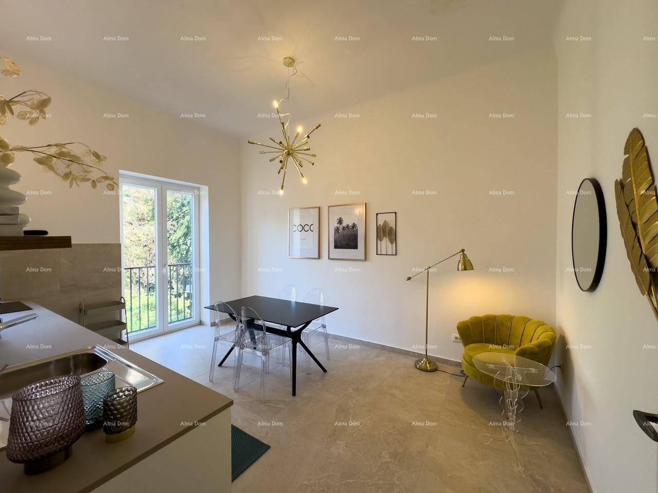 Heller Wohn- und Essbereich mit modernem Esstisch, gelbem Sessel und Zugang zum Balkon.