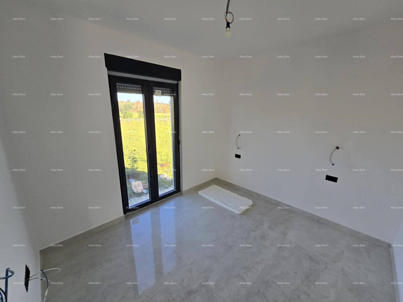 Helles Schlafzimmer im Rohbau mit glänzenden Fliesen und Zugang zum Außenbereich durch große Fenster.