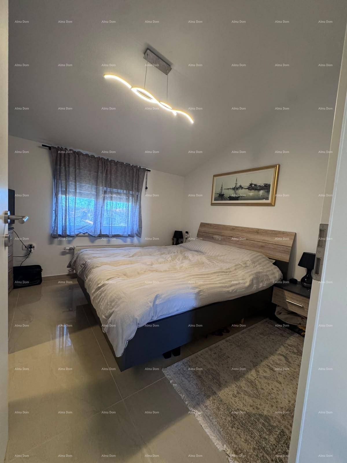 Gemütliches Schlafzimmer mit Doppelbett, modernen Nachttischen und stilvoller Deckenleuchte.