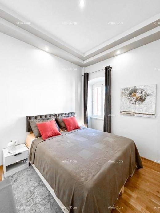 Komfortables Schlafzimmer mit großem Bett, Holzboden und dekorativen Kissen.