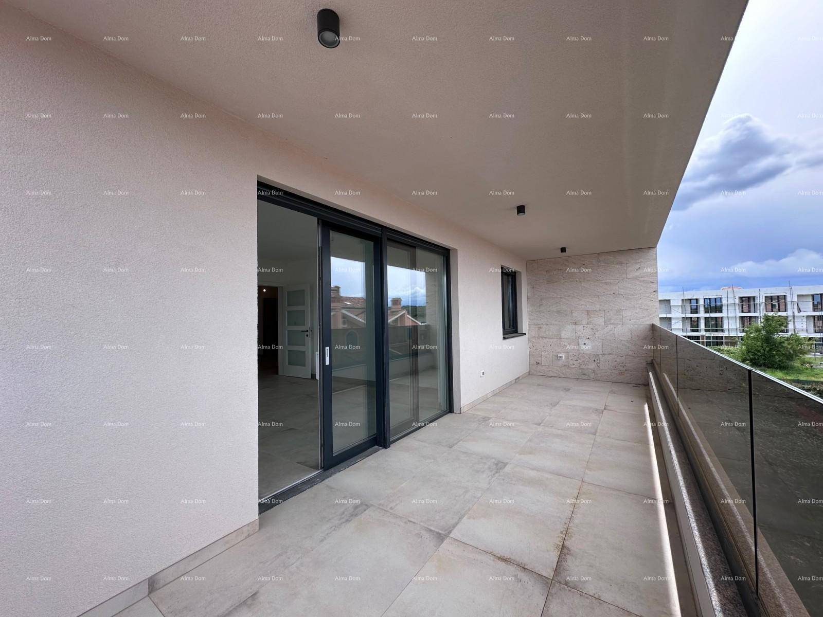 Großer Balkon mit Fliesenboden und Glasgeländer, ideal für entspannte Stunden im Freien.