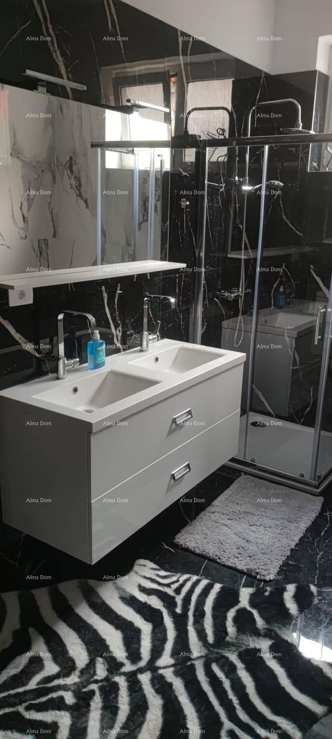 Doppelwaschbecken im modernen Badezimmer mit Duschkabine und großem Spiegel.