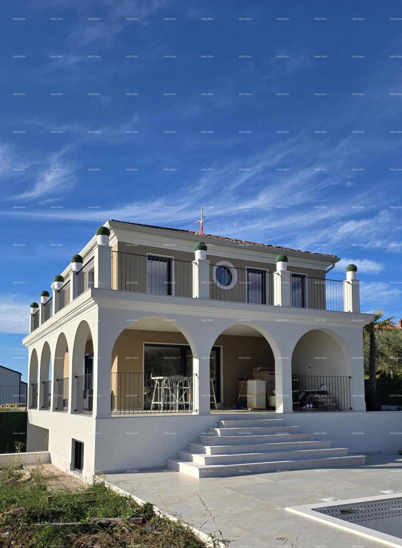 Moderne Villa mit klassischer Architektur, großzügiger Terrasse und zukünftigem Poolbereich.