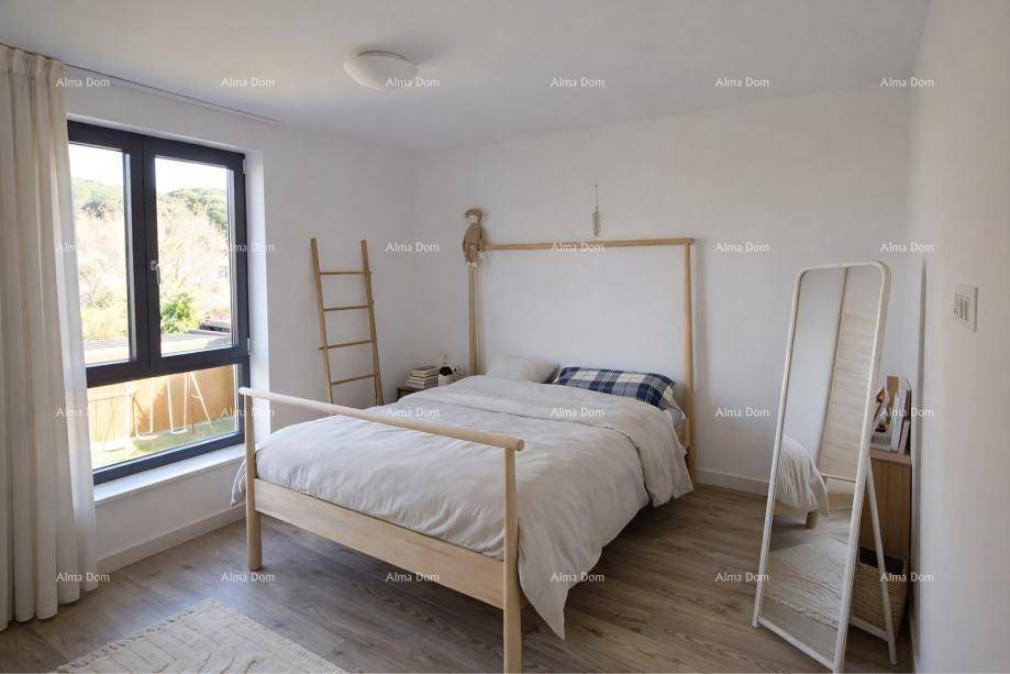 Freundliches Schlafzimmer mit hellem Holzbettrahmen, großem Spiegel und Fenster mit Blick ins Grüne.