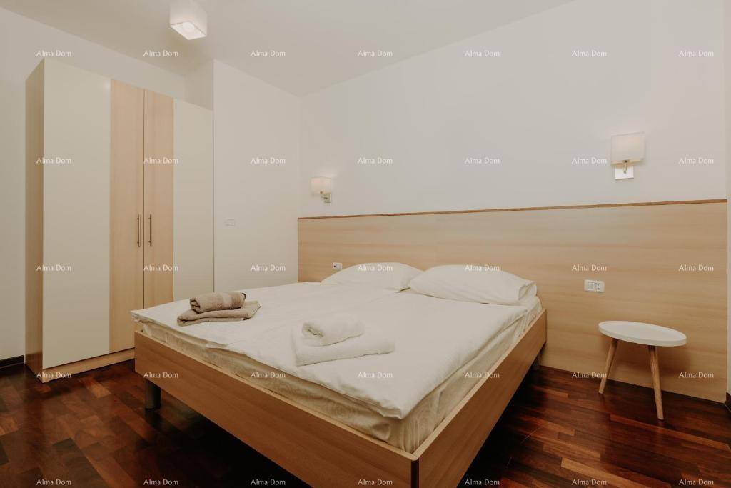 Komfortables Schlafzimmer mit Doppelbett, Kleiderschrank und Holzboden, ideal für erholsame Nächte.