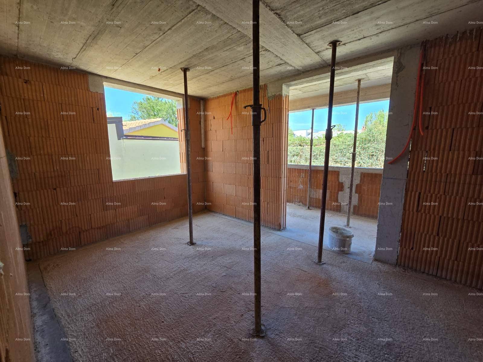 Rohbau eines Raumes mit Ziegelwänden und Betondecke, beleuchtet durch Tageslicht.