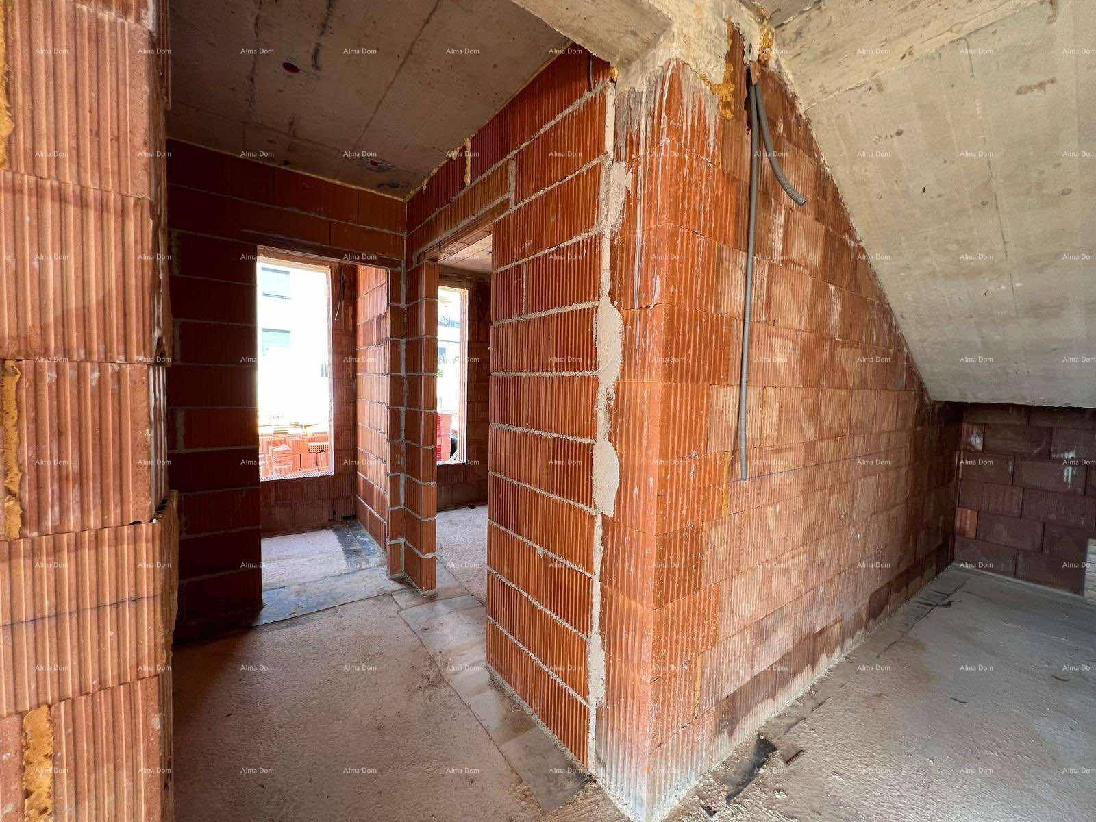 Innenraum im Rohbau mit Ziegelwänden und sichtbaren Installationen, bereit für den Ausbau.