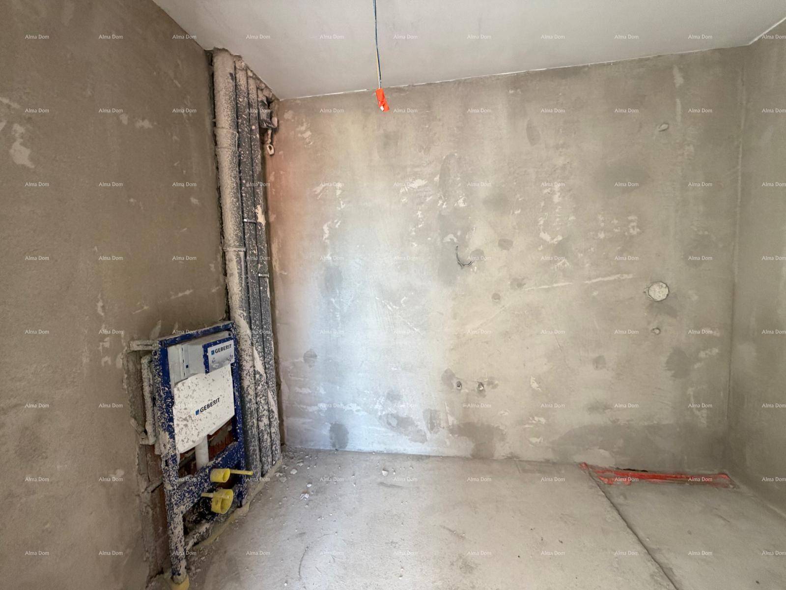 Badezimmer im Rohbau mit sichtbaren Rohrleitungen und Vorbereitung für die Toilette.