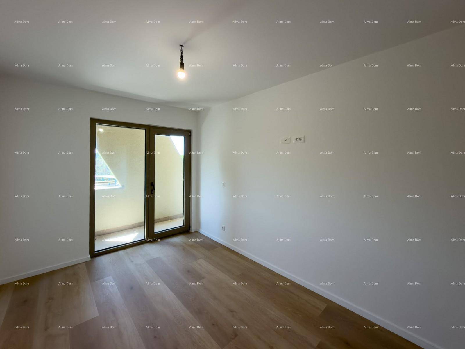 Geräumiges Zimmer mit Holzboden und Balkonzugang, ideal für ein Schlafzimmer oder Büro.