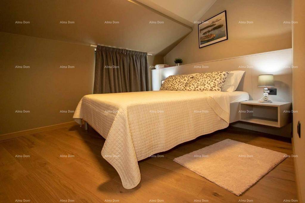 Komfortables Schlafzimmer mit Doppelbett, Dachschräge und hellem Holzboden, bietet eine ruhige Rückzugsmöglichkeit.