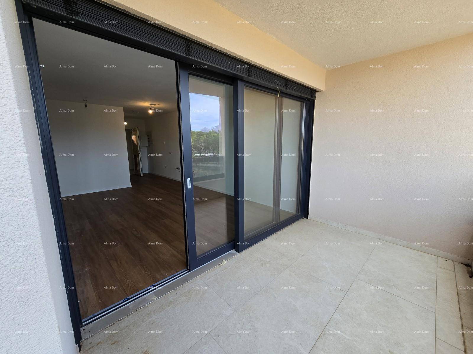 Geräumiger Balkon mit Fliesenboden und großen Glasschiebetüren zum Innenbereich.