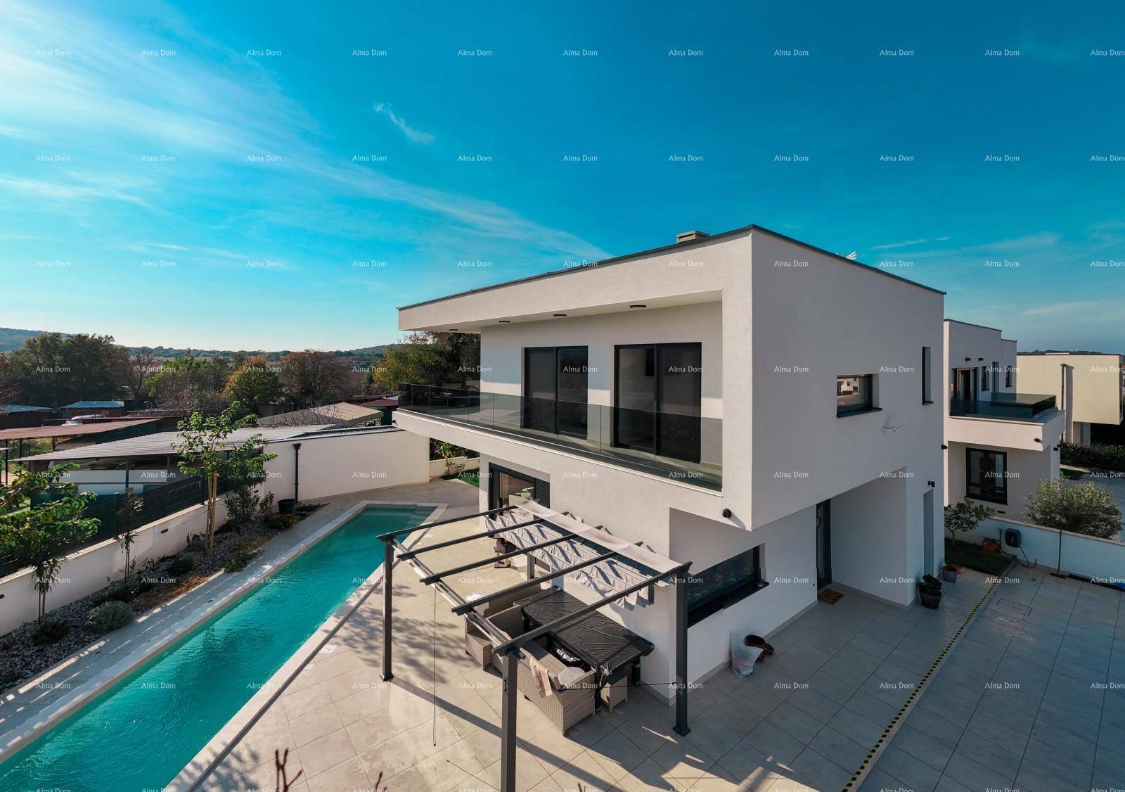 Moderne Villa mit Pool, Pergola und großzügiger Terrasse unter strahlend blauem Himmel.