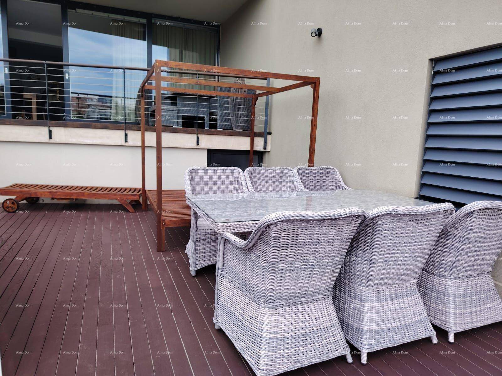 Geräumige Terrasse mit Esstisch, Stühlen und einer Holzpergola für Schatten.