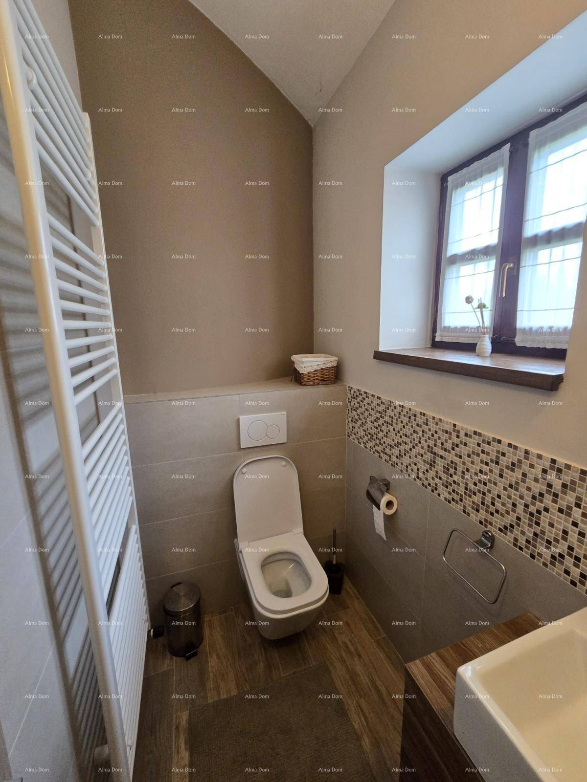 Gäste-WC mit wandhängendem WC, Bidet, beheiztem Handtuchhalter und Fenster für Tageslicht.