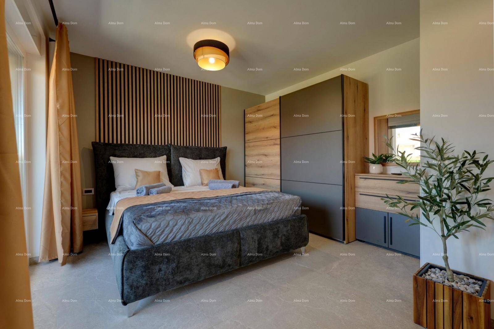 Stilvolles Schlafzimmer mit Doppelbett, Holzakzenten und großem Kleiderschrank.