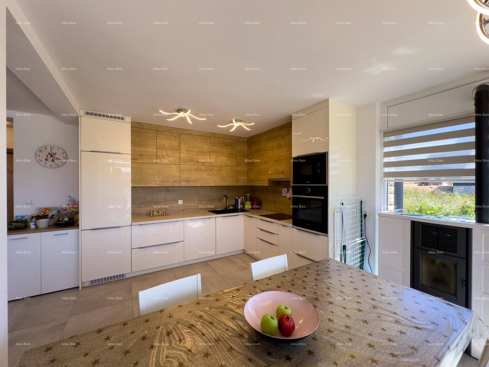 Moderne Küche mit weißen Hochglanzfronten und Holzakzenten, Essbereich und Holzofen.
