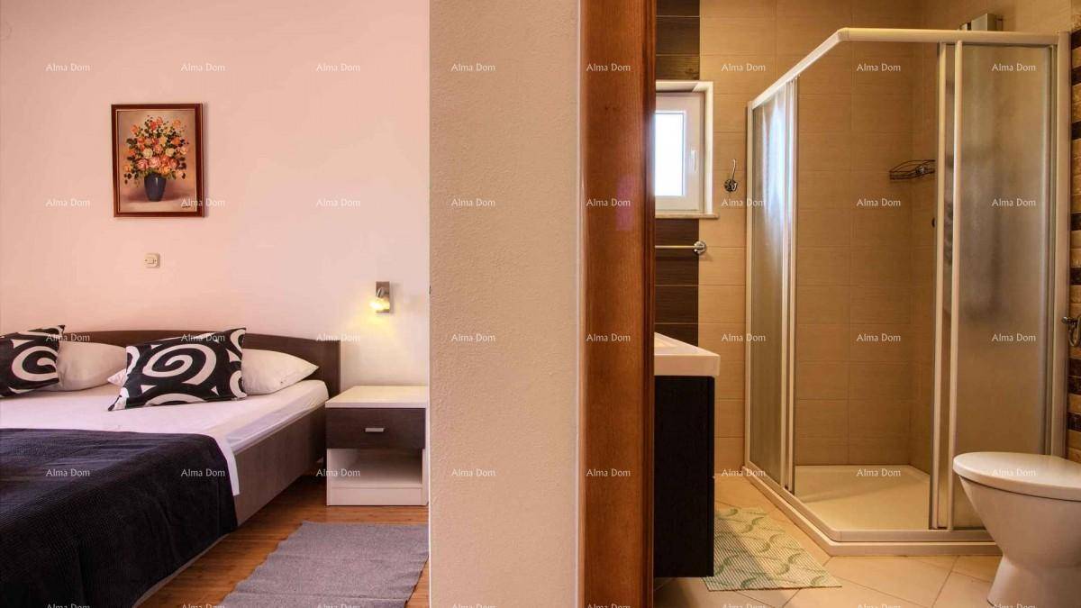 Schlafzimmer mit angrenzendem Badezimmer, ausgestattet mit Duschkabine und WC.