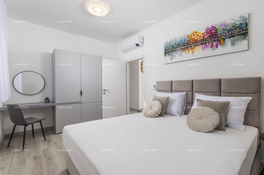 Modernes Schlafzimmer mit großem Bett, Schrank und Schreibtisch mit Spiegel.