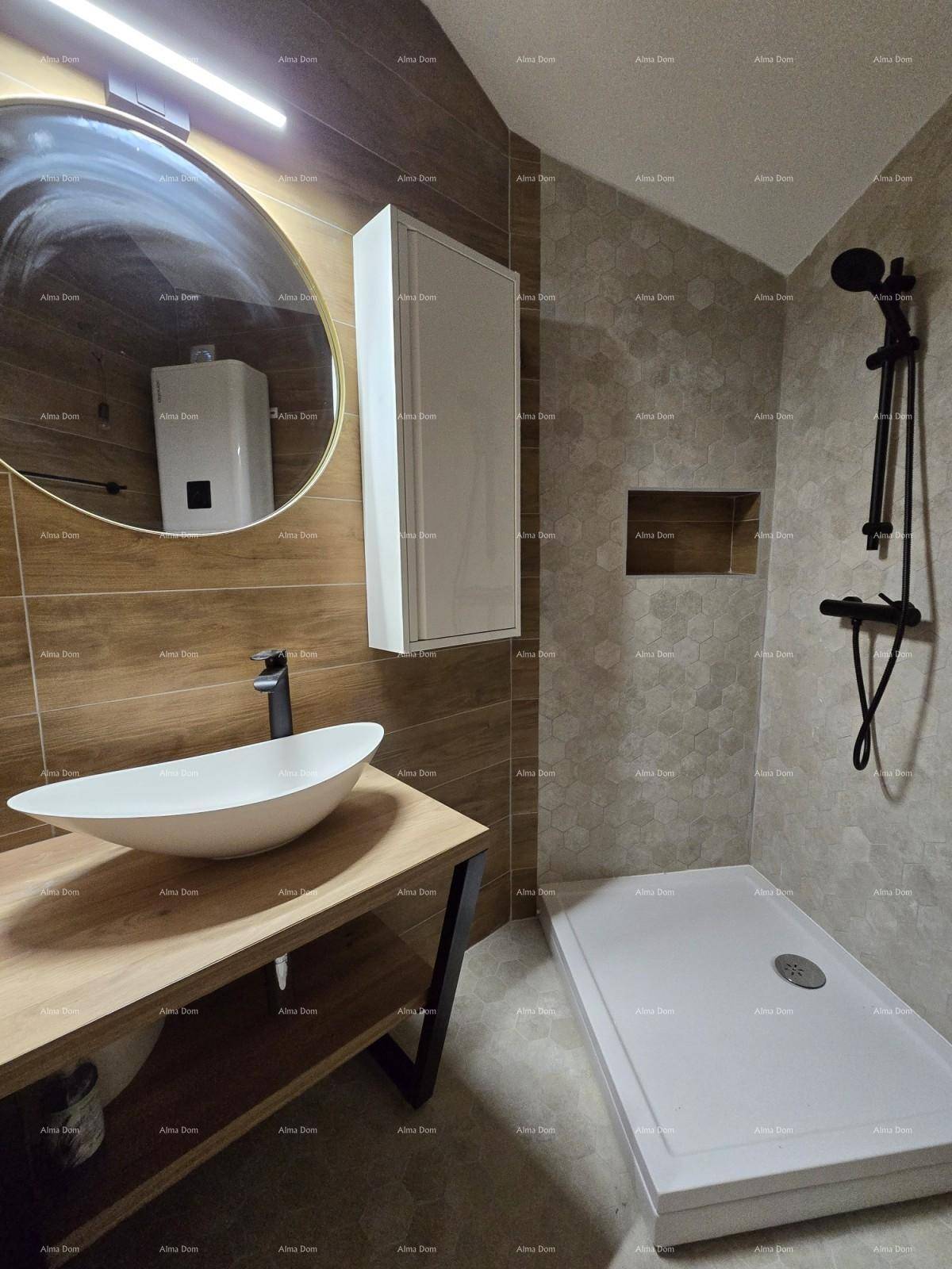 Stilvolles Badezimmer mit modernem Aufsatzwaschbecken, rundem Spiegel und schwarzer Duscharmatur.