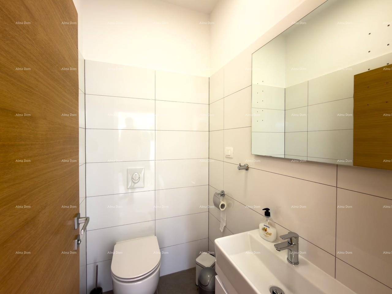 Modernes Gäste-WC mit wandhängender Toilette, Waschbecken und großem Spiegel.