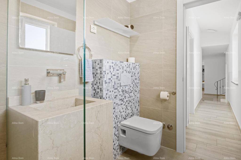 Modernes Badezimmer mit begehbarer Dusche, Wand-WC und stilvollen Fliesen.
