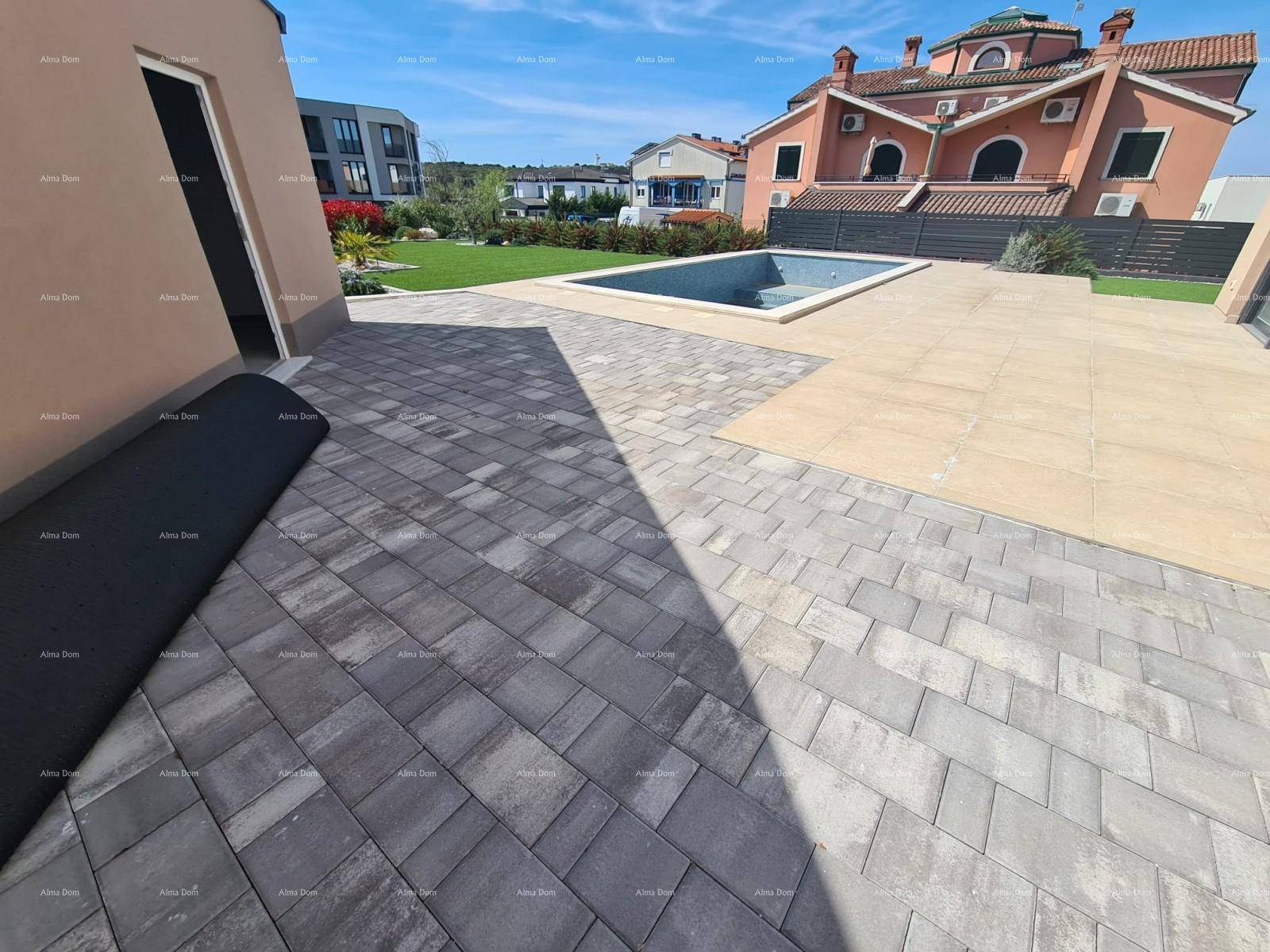 Weitläufige gepflasterte Terrasse mit verschiedenen Steinarten und Blick auf den Pool.