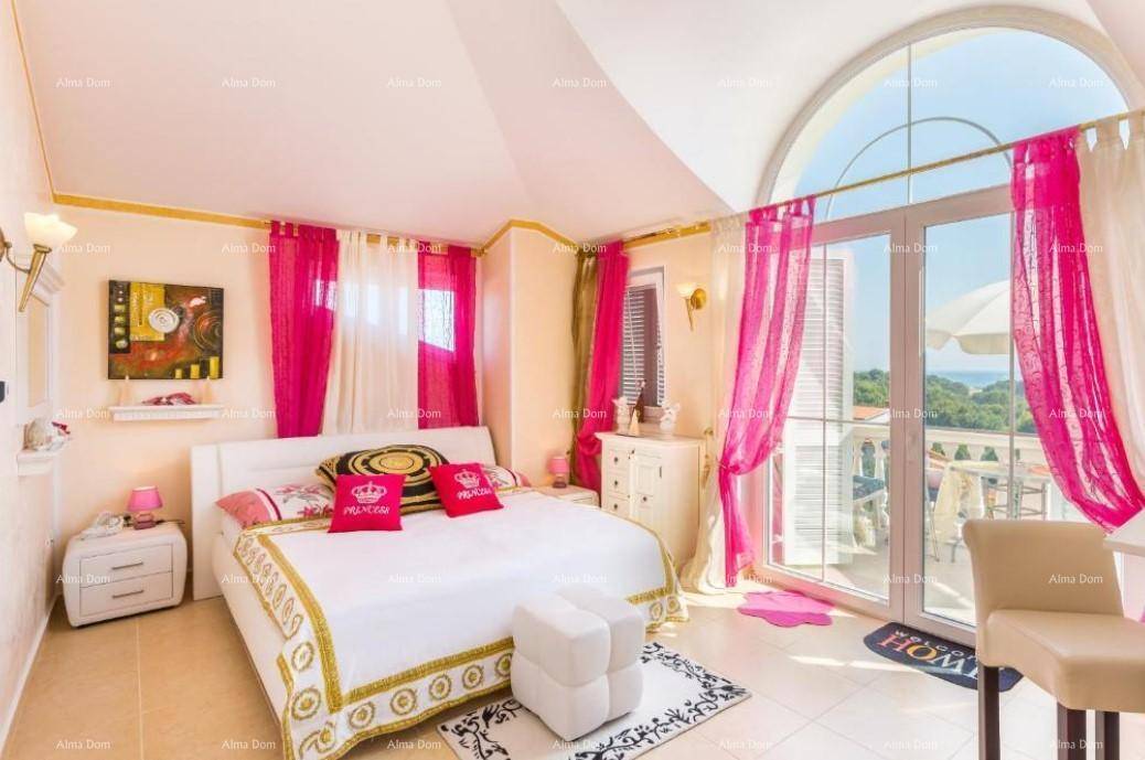 Helles Schlafzimmer mit großen Fenstern, Zugang zum Balkon und farbenfroher Dekoration.