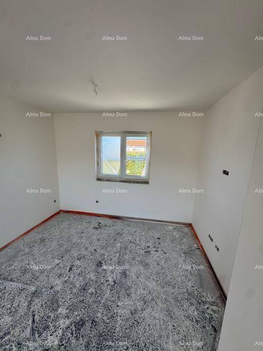 Unfertiges Schlafzimmer mit einem Fenster, das viel Tageslicht hereinlässt und auf die Umgebung blickt.