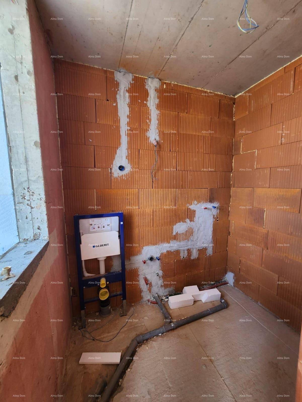 Kleiner Raum im Rohbau mit Ziegelwänden und vorbereiteten Sanitärinstallationen für ein WC.